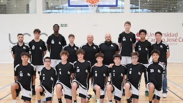 Los jugadores de la Pablo Laso Academy con Platon Shurmel sobresaliendo por altura arriba a la derecha.