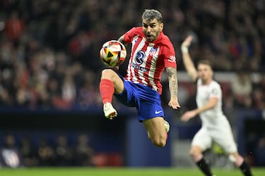 El argentino Ángel Correa y el francés Thomas Lemar son con 1,71 metros de altura los jugadores más bajitos del club colchonero. Le sigue Rodrigo Riquelme con 1,74 metros.