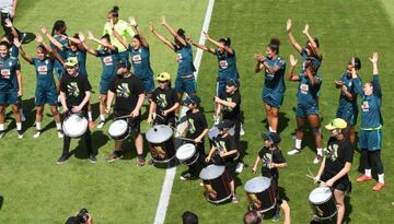 Batucada en el entrenamiento de Brasil antes de su debut en el Mundial de Francia.