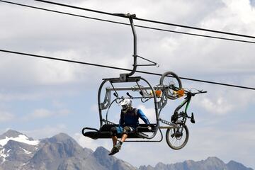 Un ciclista toma un telesilla con su bicicleta de montaña (MTB) para llegar al bikepark de Les Deux Alpes en los Alpes franceses, el este de Francia.
Una red de alrededor de 100 km de rutas de MTB se han desarrollado en las montañas Oisans con senderos verdes para principiantes y negros para expertos. 