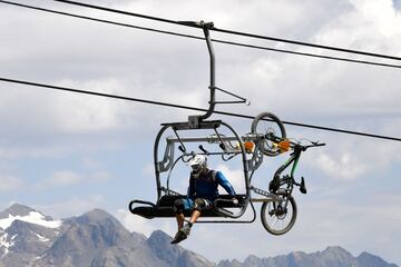 Un ciclista toma un telesilla con su bicicleta de monta?a (MTB) para llegar al bikepark de Les Deux Alpes en los Alpes franceses, el este de Francia.
Una red de alrededor de 100 km de rutas de MTB se han desarrollado en las monta?as Oisans con senderos verdes para principiantes y negros para expertos.