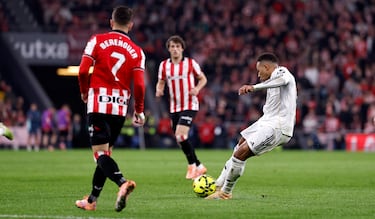 0-3. Álvaro Carreras deja el balón al delantero francés y desde el borde del área, suelta un latigazo con la derecha que sorprende a Unai Simón.