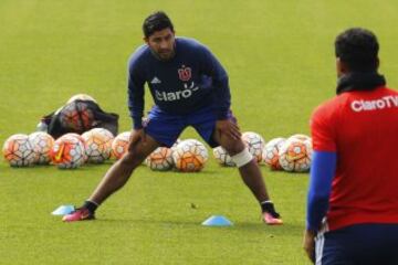 Hinchas de Universidad de Chile realizan banderazo en el Estadio Nacional, previo al Superclásico del domingo 02 de Octubre del 2016.
