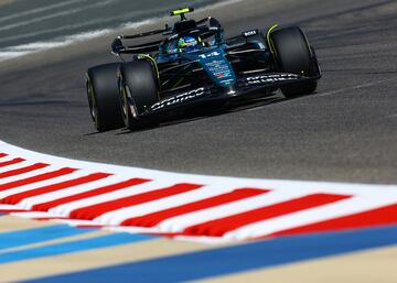 Fernando Alonso durante los primeros test de la Fórmula 1 en el Circuito Internacional de Bahréin.