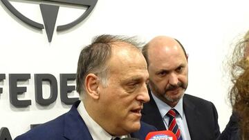 GRAF1545.- VIGO, 14/12/2017.- Foto facilitada por la Real Federaci&oacute;n Gallega de F&uacute;tbol del presidente de la LaLiga, Javier Tebas, atendiendo a los medios de comunicaci&oacute;n a su llegada a la conferencia sobre &quot;el impacto que el f&uacute;tbol profesional tiene en el f&uacute;tbol aficionado&quot;, organizada por la Federaci&oacute;n Gallega en Vigo. EFE ***SOLO USO EDITORIAL***.