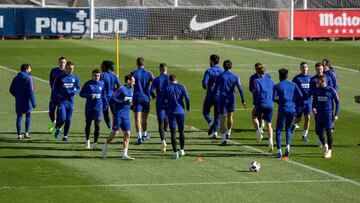 Los jugadores del Atl&eacute;tico de Madrid durante el entrenamiento realizado hoy en la Ciudad Deportiva Wanda, en Majadahonda, para preparar el partido de Copa del Rey que disputan ma&ntilde;ana ante el Sant Andreu en el estadio Narc&iacute;s Sala, en B