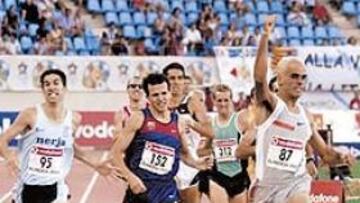 <b>LA ALEGRÍA DEL GANADOR. </b>Reyes Estévez hace un gesto de poderío al vencer en 1.500 por delante de Álvaro Fernández (95) y de Juan Carlos Higuero (152).