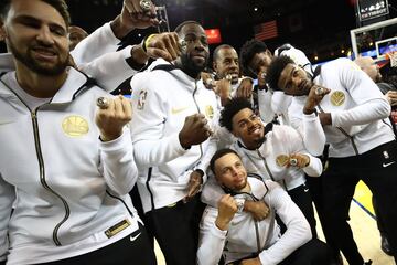 La plantilla de los Golden State Warriors enseñando el nuevo anillo de campeones. 