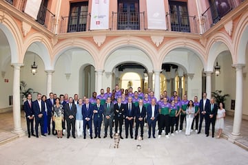 Foto de familia con la plantilla de los dos equipos del Unicaja, masculino y femenino y las autoridades.