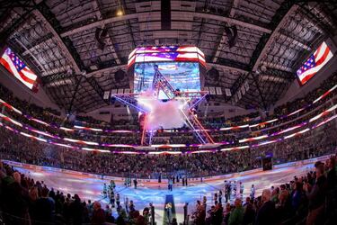 Los instantes previos al comienzo de un partido en cualquiera de las grandes ligas estadounidenses están reservados para el patriotismo. En este caso, el American Airlines Center de Dallas se tiñó del rojo, azul y blanco de la bandera nacional antes del choque entre los Dallas Stars y los Tampa Bay Lightning de la NHL de hockey hielo.