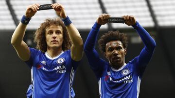 Los brasile&ntilde;os David Luiz y Willian dedicaron los goles y la victoria al Chapecoense 