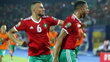 EPA2055. EL CAIRO (EGIPTO), 28/06/2019.- El delantero de Marruecos Youssef En-Nesyri (d) celebra un gol durante el partido ante Costa de Marfil correspondiente al grupo D de la Copa de África, este viernes en El Cairo (Egipto). EFE/ Khaled Elfiqi