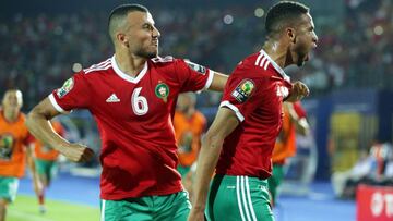 EPA2055. EL CAIRO (EGIPTO), 28/06/2019.- El delantero de Marruecos Youssef En-Nesyri (d) celebra un gol durante el partido ante Costa de Marfil correspondiente al grupo D de la Copa de &Aacute;frica, este viernes en El Cairo (Egipto). EFE/ Khaled Elfiqi