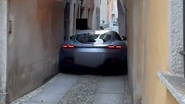 Un Ferrari Roma se queda atascado en una calle estrecha