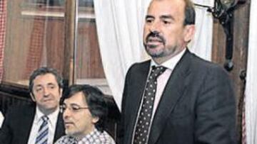 <b>CON LA PRENSA EN TXISTU. </b>Ángel Torres agradeció a los casi 60 periodistas que acudieron a la comida navideña el trato al Getafe.