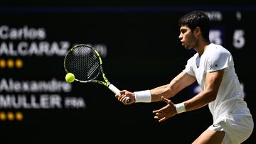 Spain's Carlos Alcaraz returns the ball to France's Alexandre Muller during their men's singles tennis match on the fifth day of the 2023 Wimbledon Championships at The All England Tennis Club in Wimbledon, southwest London, on July 7, 2023. (Photo by SEBASTIEN BOZON / AFP) / RESTRICTED TO EDITORIAL USE