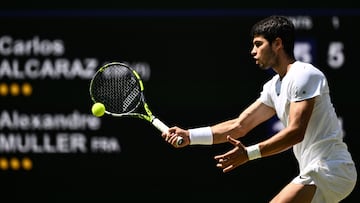 Spain's Carlos Alcaraz returns the ball to France's Alexandre Muller during their men's singles tennis match on the fifth day of the 2023 Wimbledon Championships at The All England Tennis Club in Wimbledon, southwest London, on July 7, 2023. (Photo by SEBASTIEN BOZON / AFP) / RESTRICTED TO EDITORIAL USE