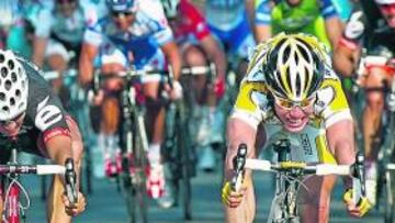 <b>FOTO FINISH. </b>Mark Cavendish (derecha) superó a Heinrich Haussler en la misma línea de llegada.