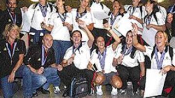 <b>BRONCE CON SABOR A ORO.</B> Las jugadoras a su llegada al aeropuerto de Barajas
