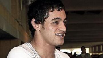 <b>SORPRENDIDO. </b>Alrededor de las cinco de la tarde, Lautaro Acosta, una de las grandes sorpresas del Sevilla de este verano, aterrizó en el aeropuerto de la capital andaluza. El argentino no se separó ni un solo instante de Monchi. Es una promesa avalado por su juego y su precio, que ronda los siete millones de euros. El Laucha ya está en nuestra ciudad.