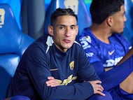 Uriel Antuna de los Pumas, sentado en la banca previo a un partido de Liga MX ante Santos Laguna.