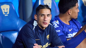 Uriel Antuna de los Pumas, sentado en la banca previo a un partido de Liga MX ante Santos Laguna.