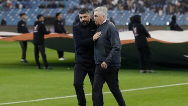 RIAD (ARABIA SAUDÍ), 11/01/2023.- El entrenador del Valencia, Gennaro Gattuso (i), saluda al del Real Madrid, Carlos Ancelotti, al inicio del partido de semifinales de la Supercopa de España disputado este miércoles en el Estadio Internacional Rey Fahd, en Riad (Arabia Saudí). EFE/Juan Carlos Cárdenas