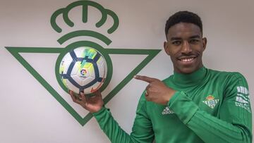 Júnior renovó con el Betis.