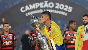 LIMA, PERU - NOVEMBER 29: Jorge Carrascal of Flamengo celebrates with the trophy after winning the 2025 Copa CONMEBOL Libertadores Final match between Palmeiras and Flamengo at Estadio Monumental on November 29, 2025 in Lima, Peru. (Photo by Buda Mendes/Getty Images)