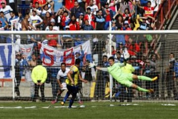 Michael Lepe anota ante la estirada de Franco Constanzo.