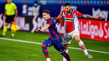 Rodrigo Battaglia of Alaves, Enis Bardhi of Levante during the Spanish championship La Liga football match between Levante UD and Deportivo Alaves on November 8, 2020 at the Estadi Ciutat de Valencia stadium in Valencia, Spain - Photo Pablo Morano / Orang