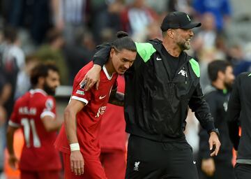 Newcastle (United Kingdom), 27/08/2023.- Liverpool'Äôs manager Juergen Klopp (R) hugs his player Darwin Nunez (L) after winning the English Premier League match between Newcastle United and Liverpool FC in Newcastle, Britain, 27 August 2023. (Laos, Reino Unido) EFE/EPA/PETER POWELL EDITORIAL USE ONLY. No use with unauthorized audio, video, data, fixture lists, club/league logos or 'live' services. Online in-match use limited to 120 images, no video emulation. No use in betting, games or single club/league/player publications.
