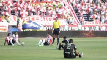 Cuando Pont&oacute;n pit&oacute; el inicio del partido, jugadores de Junior y Nacional se sentaron en el campo como protesta.