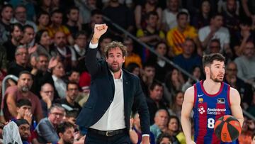 El entrenador del Barça, Roger Grimau, durante el partido de Liga Endesa de baloncesto entre el Barça y el Real Madrid, este domingo en el Palau Blaugrana.