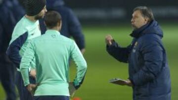 El Tata Martino charla con Piqué y Mascherano.