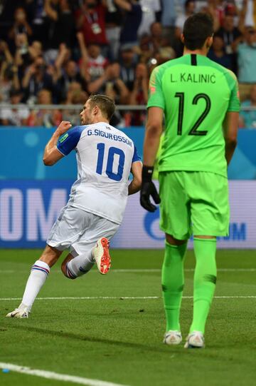 1-1. Gylfi Sigurdsson celebró de penalti el gol del empate.