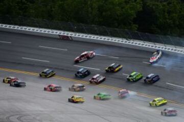 Carrera en la pista de Talladega en Alabama, uno de los óvalos más rápidos y largos de la temporada con más de 4,1 km. En dicha pista, como en Daytona, las velocidades son muy altas, debido tanto a su longitud como a sus peraltes; por tanto en todas las categorías se le colocan dos placas restrictoras de velocidad, sobre todo en la boca del carburador, impidiendo que el motor desarrolle más caballaje dejando a los vehículos con la mitad de la potencia de los motores.