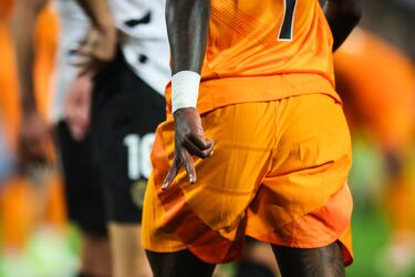 El jugador del Real Madrid tuvo sus más y sus menos con la grada de Mestalla. Durante el encuentro les realizó este polémico gesto.