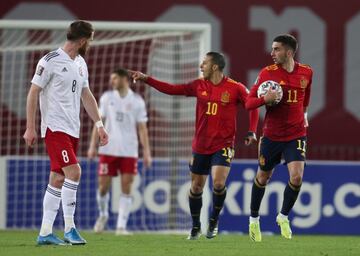 Los jugadores de España celebrando el gol del empate de Ferrán Torres 