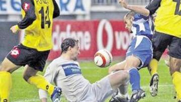 <b>FIRME. </b>César tuvo tres intervenciones muy acertadas. En la imagen, despeja un remate muy claro de Salva al poco de empezar.