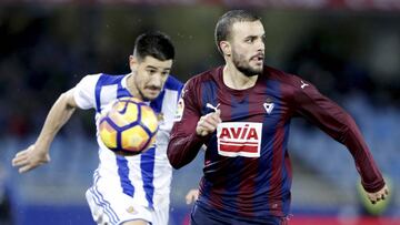 GRA634. SAN SEBASTIÁN, 28/02/2017.- El centrocampista del Eibar Pedro León (d) y el defensa de la Real Sociedad Yuri, durante el partido de la vigésimo quinta jornada de Liga en Primera División que se disputa esta tarde en el estadio de Anoeta, en San Sebastián. EFE/Juan Herrero