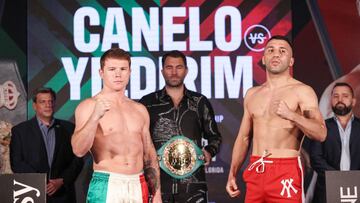 Saul &quot;Canelo&quot; Alvarez y Avni Yildirim posan en el pesaje previo a su pelea.