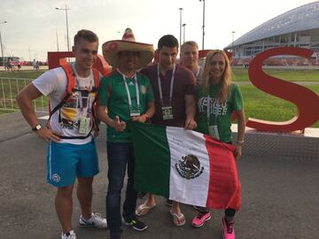 Fans mexicanos previo al arranque del partido.