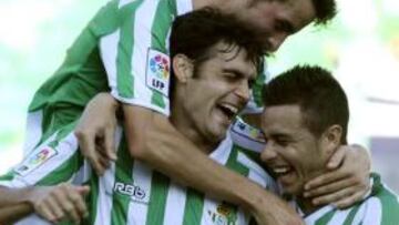 <b>GOL DE VICTORIA. </b>Roqué, que marcó el primero, y Rubén felicitaron así a Dorado por su tanto.