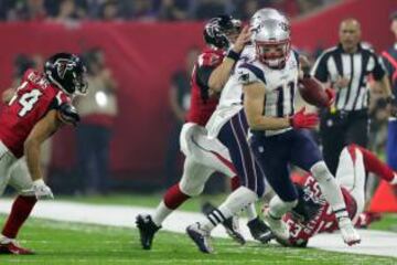 El ataque de New England se quedaba sin tiempo, no obstante Julian Edelman intentó tirar del carro. Unpar de buenos pases de BRady llevaron a los Patriots a la red zone.