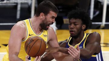 Los Angeles (United States), 19/01/2021.- Los Angeles Lakers center Marc Gasol (L) in action against Golden State Warriors center James Wiseman during the third quarter of the NBA match between the Golden State Warriors and the Los Angeles Lakers at the Staples Center in Los Angeles, California, USA, 18 January 2021. (Baloncesto, Estados Unidos) EFE/EPA/ETIENNE LAURENT SHUTTERSTOCK OUT