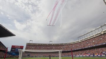 Pasada de la Patrulla Águila sobre el Calderón.