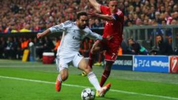 Carvajal, con Ribery durante el partido.
