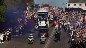 Así recibió el madridismo el autobús del equipo en el Bernabéu