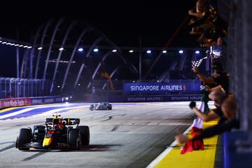 Sergio Pérez entrando en meta como ganador del Gran Premio. 